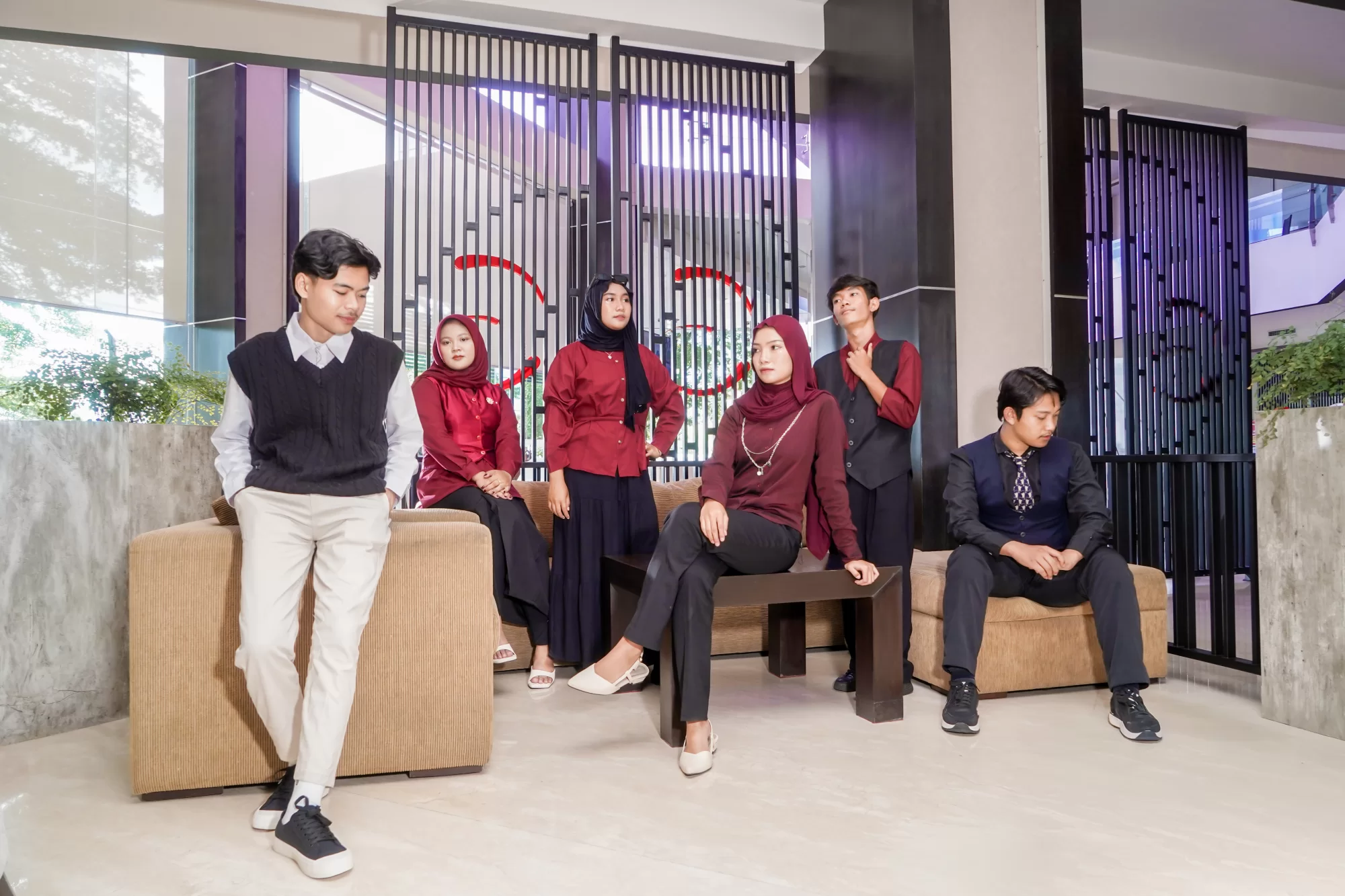 Potret santai dan elegan para siswa duduk bersama mengenakan kemeja kerah polo dan warna-warna netral bumi