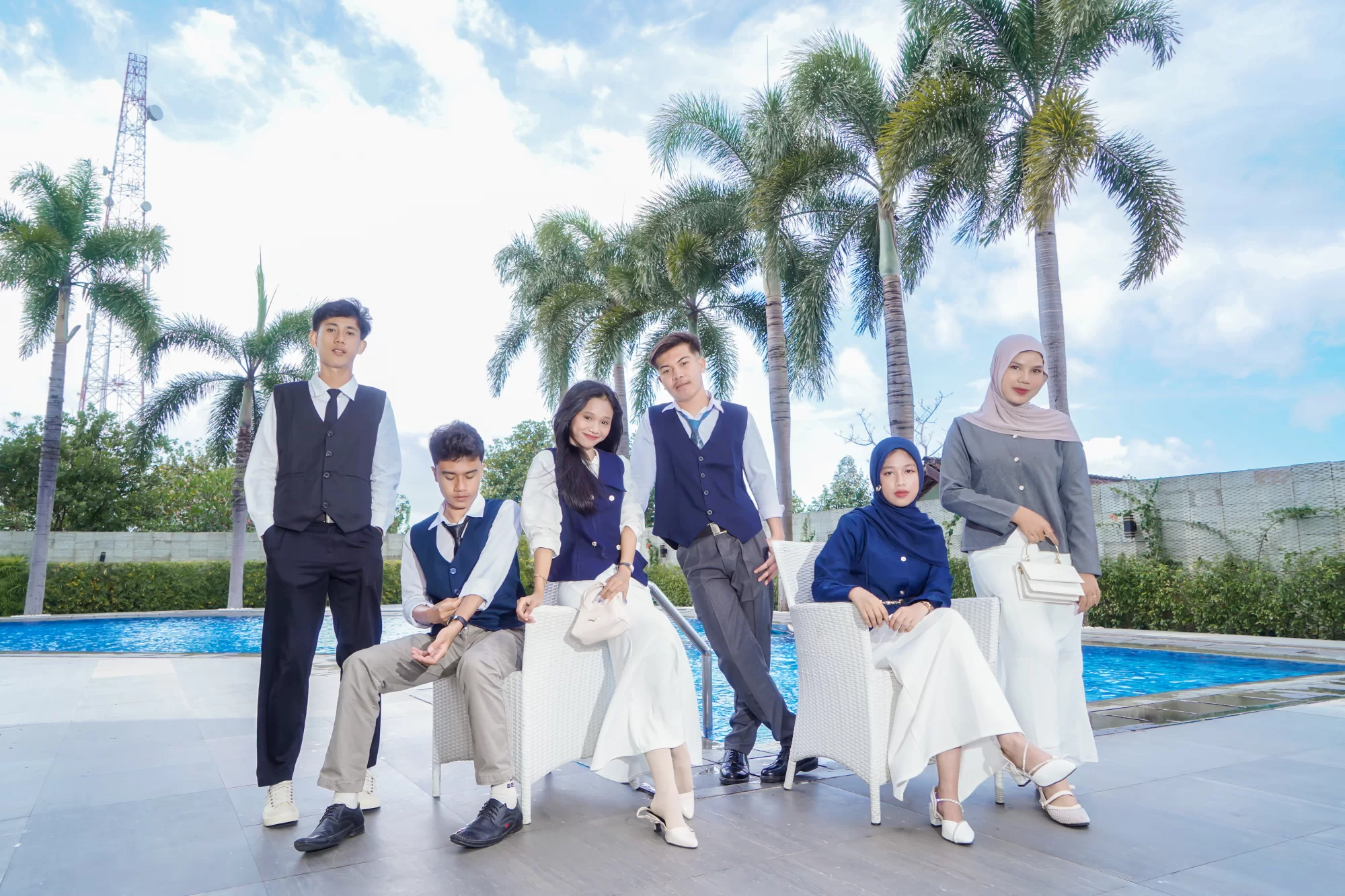 Pose kompak angkatan dengan balutan busana formal bergaya preppy klasik yang memancarkan kesan berkelas