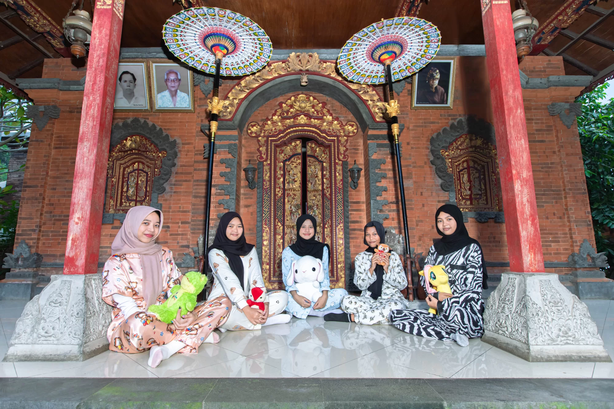 Pose santai dan akrab para siswa melingkar menikmati obrolan hangat menjelang malam