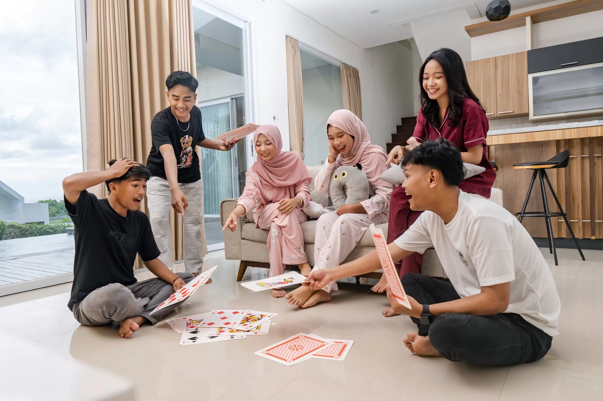 Foto penutup formasi lengkap angkatan berbalut piyama dengan ekspresi ceria dan santai