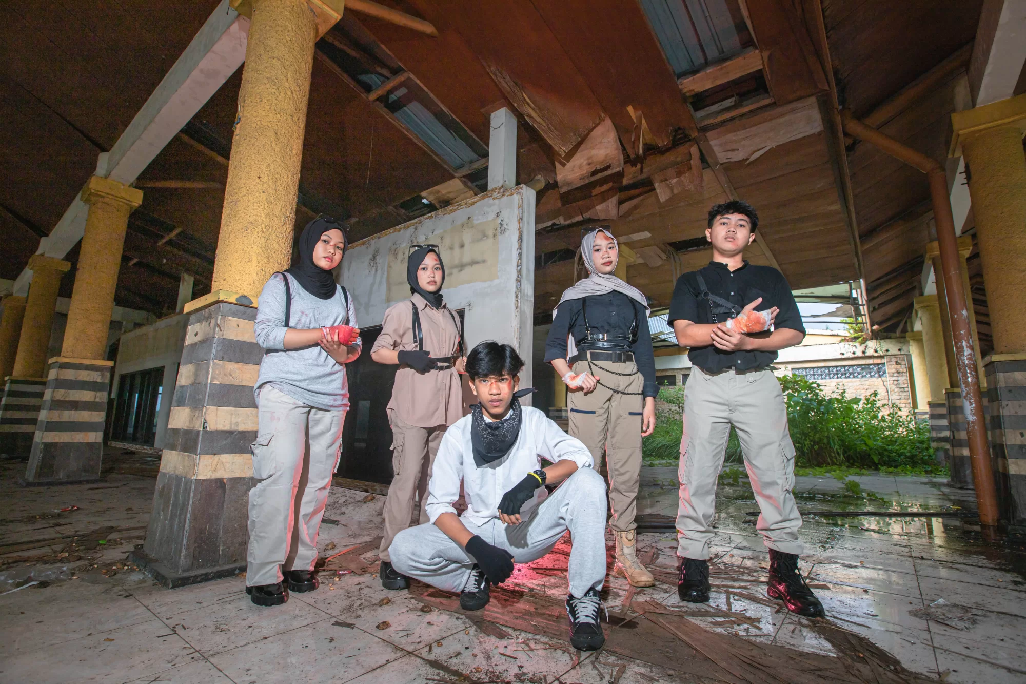 Pose siaga dan penuh konsentrasi angkatan sekolah dengan pencahayaan dramatis ala game survival