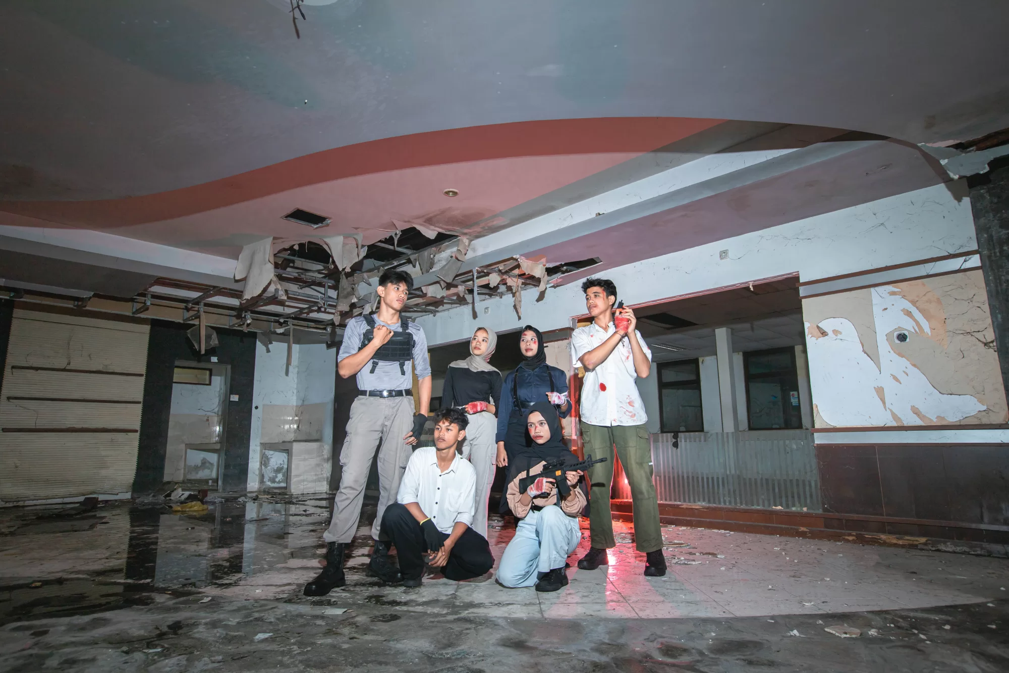Momen dinamis para siswa berjalan waspada menyusuri koridor beton berkarakter industrial