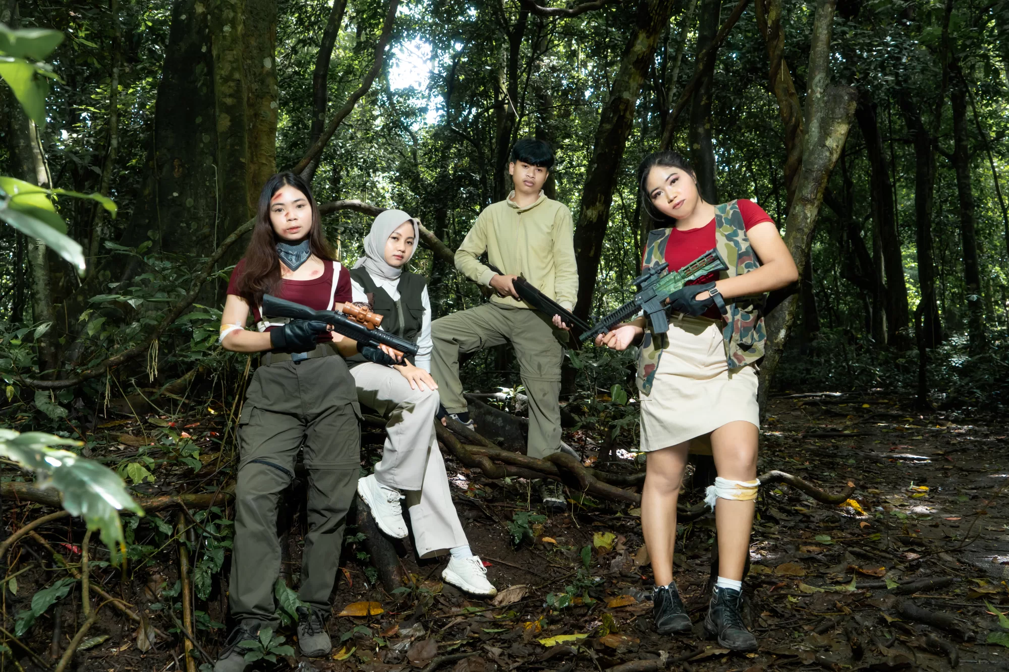 Potret kompak dan siaga para siswa beristirahat sejenak di antara rimbunnya pepohonan hutan yang asri