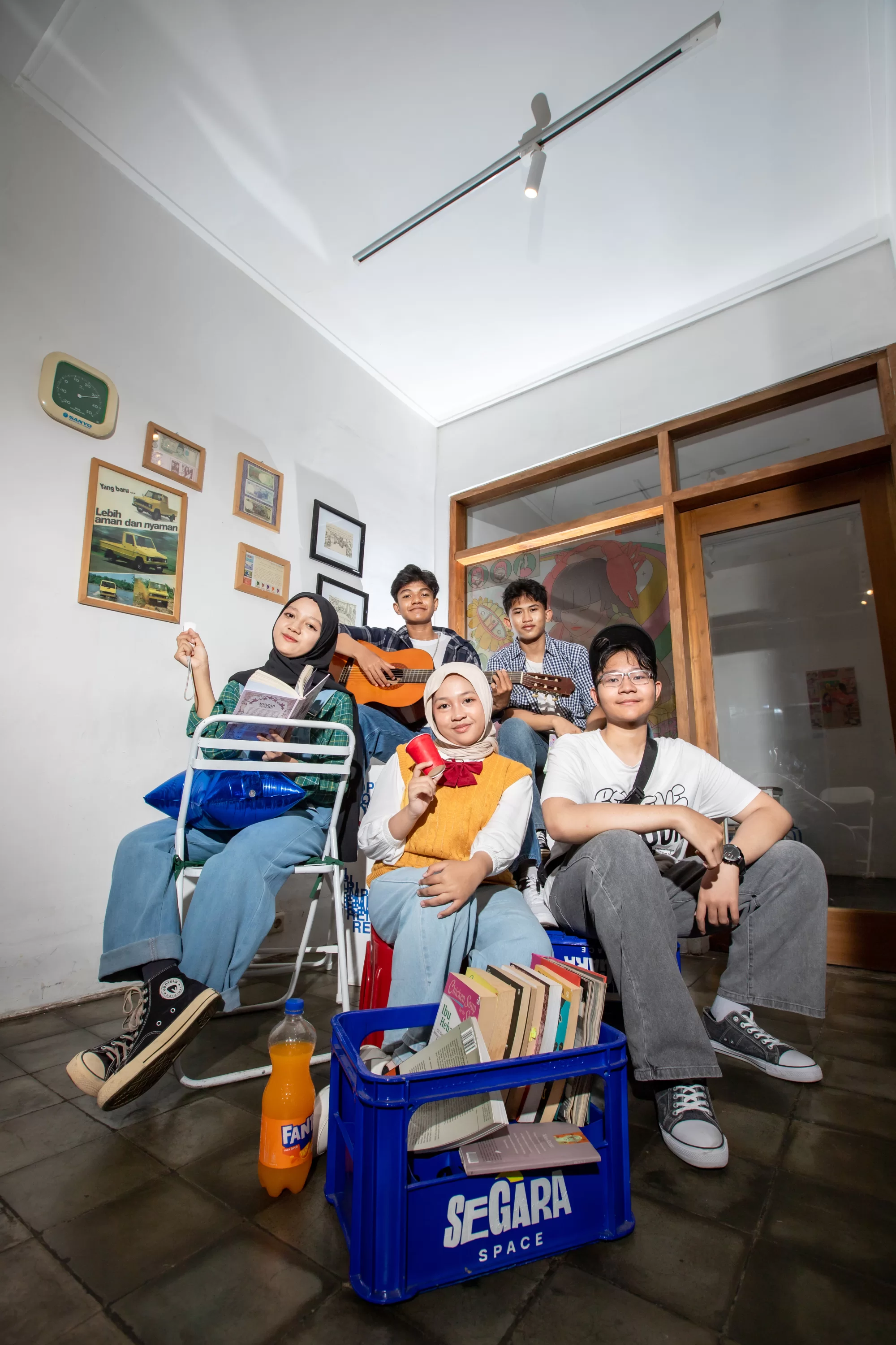 Pose kompak angkatan sekolah dengan balutan pakaian warna-warni cerah berlayer gaya streetwear Y2K