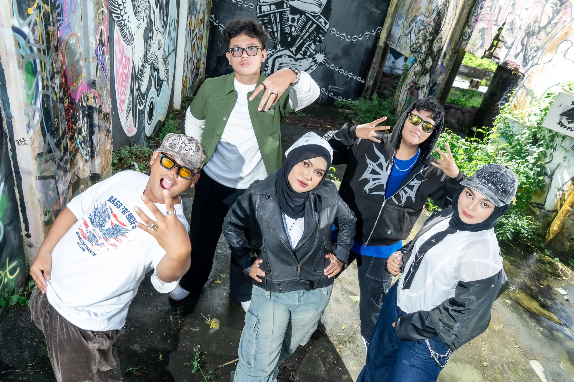Foto formasi lengkap angkatan tampil penuh percaya diri dengan gaya busana streetwear futuristik di area urban terbuka