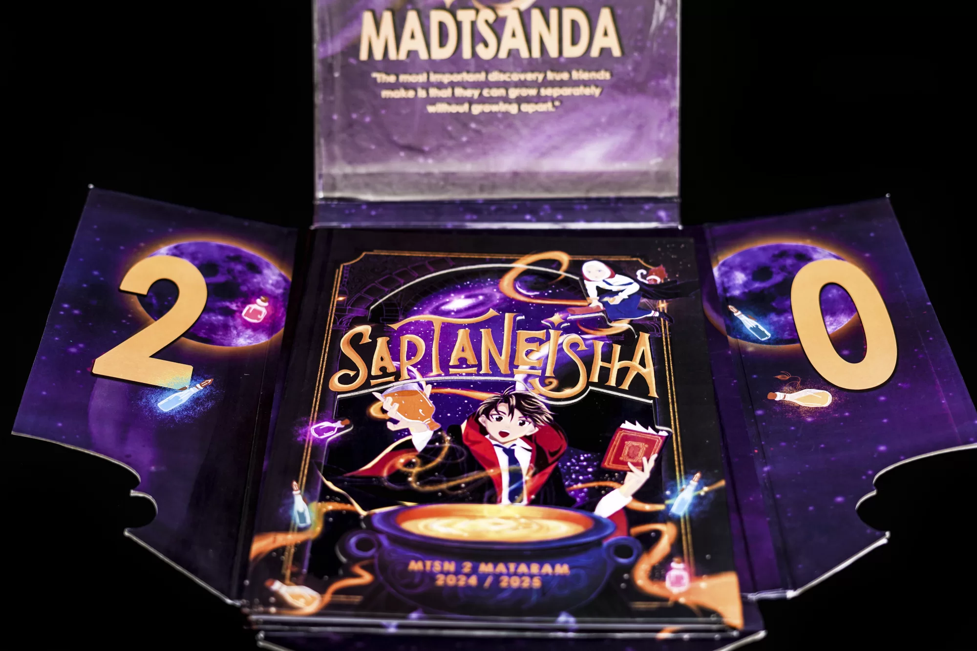 Sartaneisha Pop-up · Kemasan Buku Tahunan Eksklusif MTsN 2 Mataram Angkatan 2024/2025 dengan Desain Magical Universe
