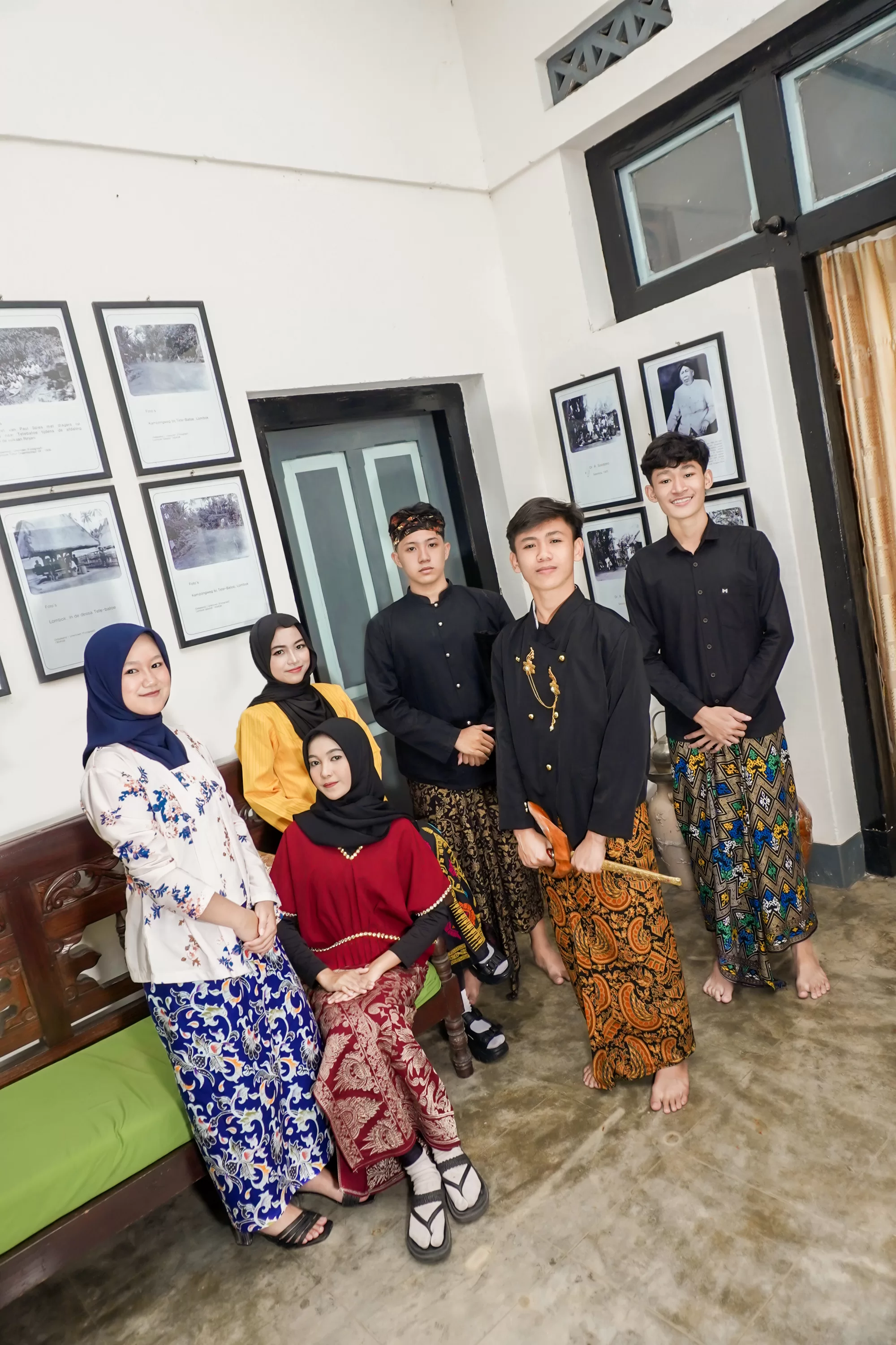 Potret grup mengenakan busana tradisional Jawa dalam halaman yearbook