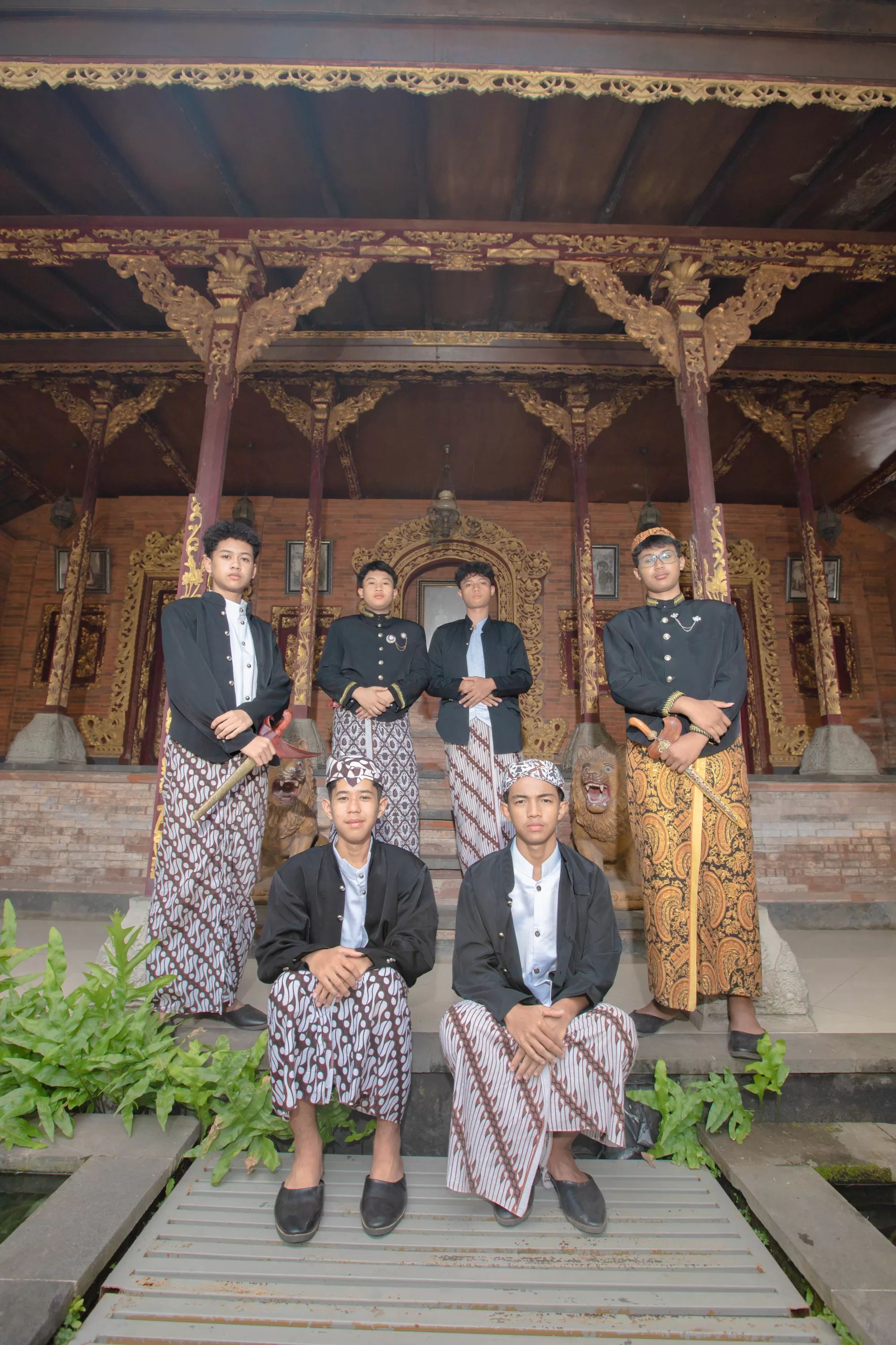 Penampilan elegan siswa dalam balutan busana tradisional khas Jawa
