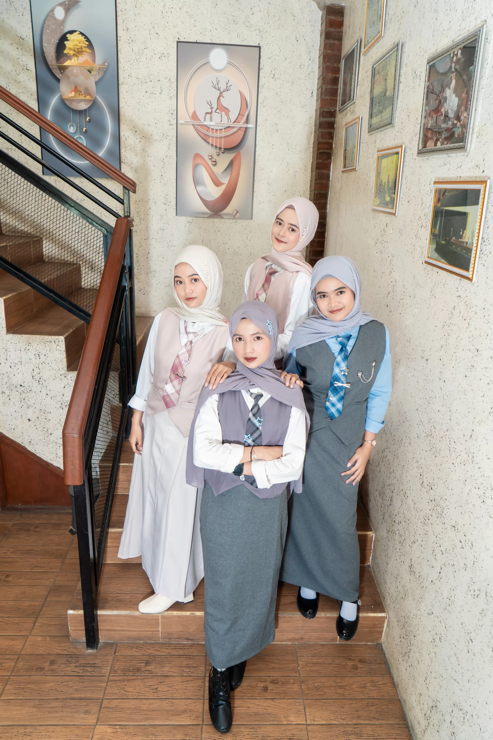 Sekelompok siswa berpose santai di koridor sekolah dengan gaya ala US High School