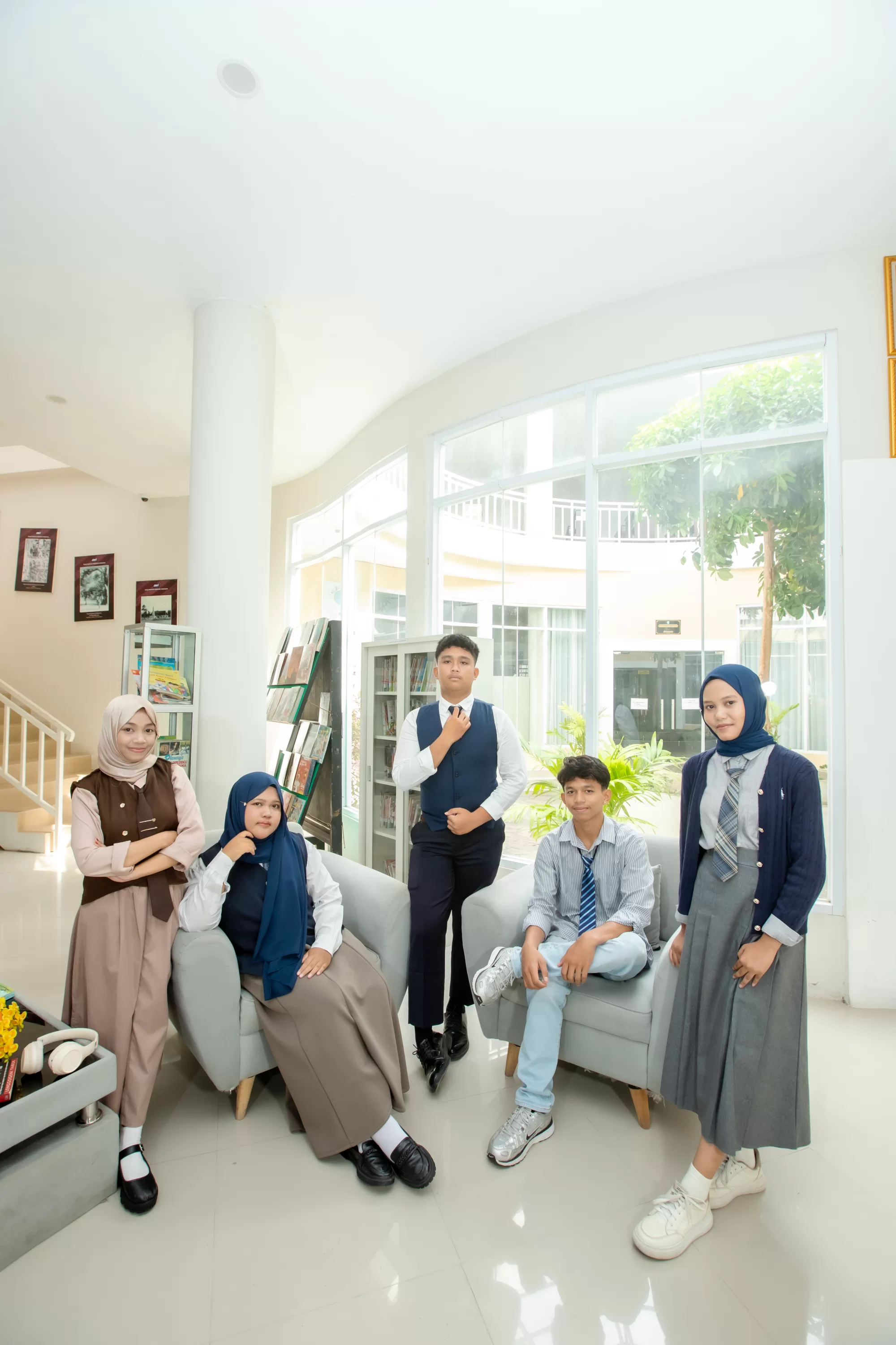 Potret persahabatan dalam suasana kasual kampus Amerika