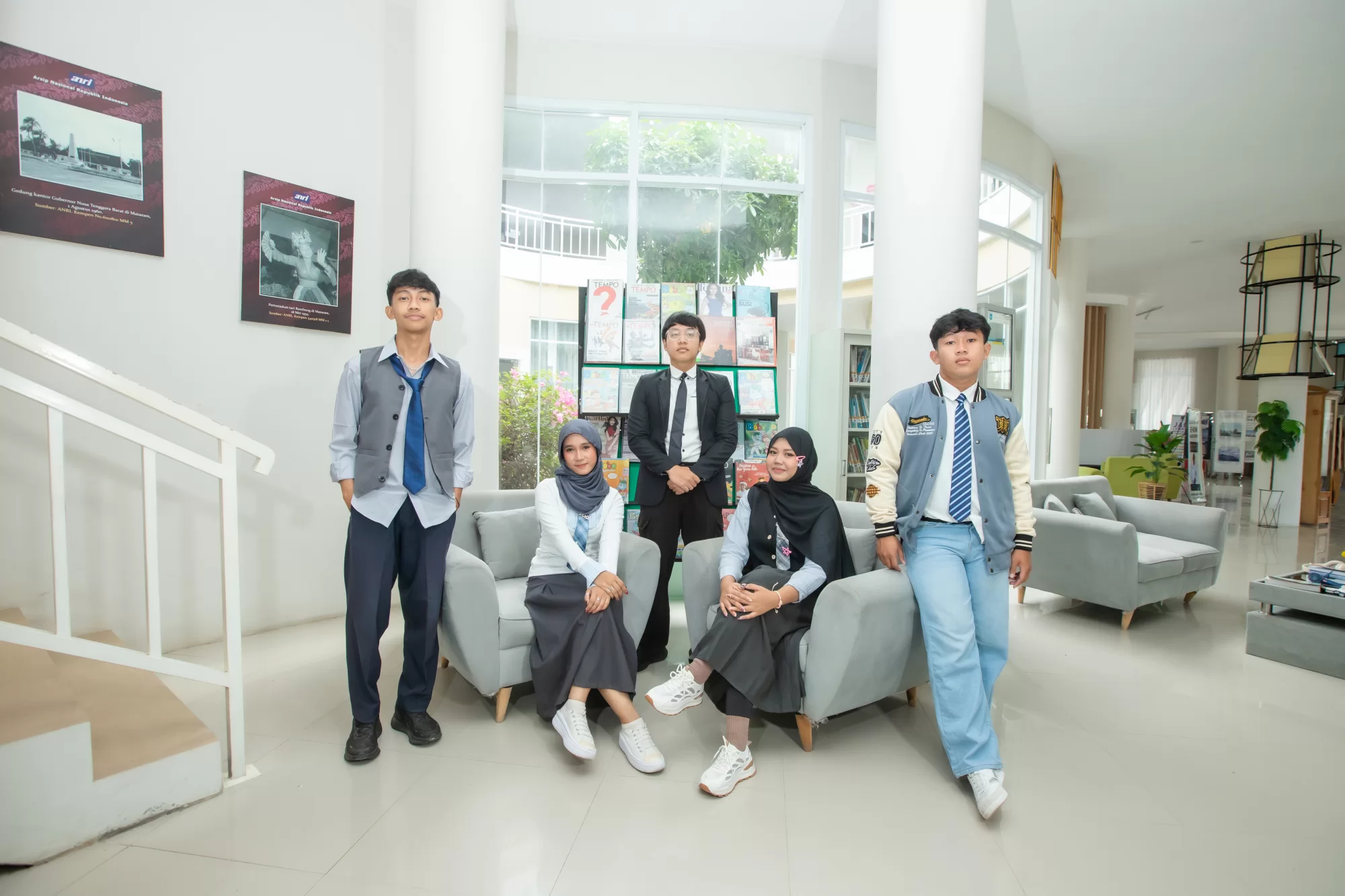 Sekelompok siswa berpose santai di tangga depan sekolah bergaya klasik Amerika, menciptakan kembali suasana film remaja ikonik.