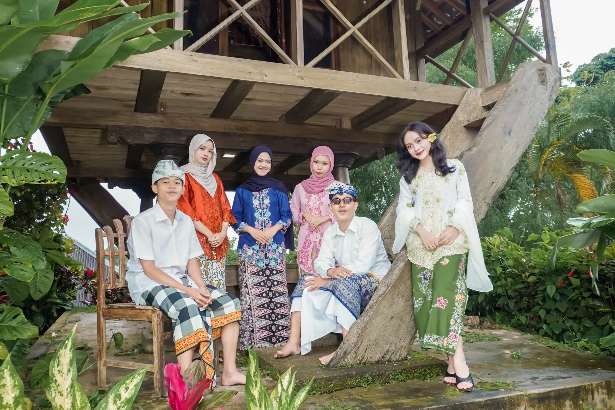 Sekelompok siswa mengenakan pakaian adat tradisional Bali dengan latar nuansa pulau dewata