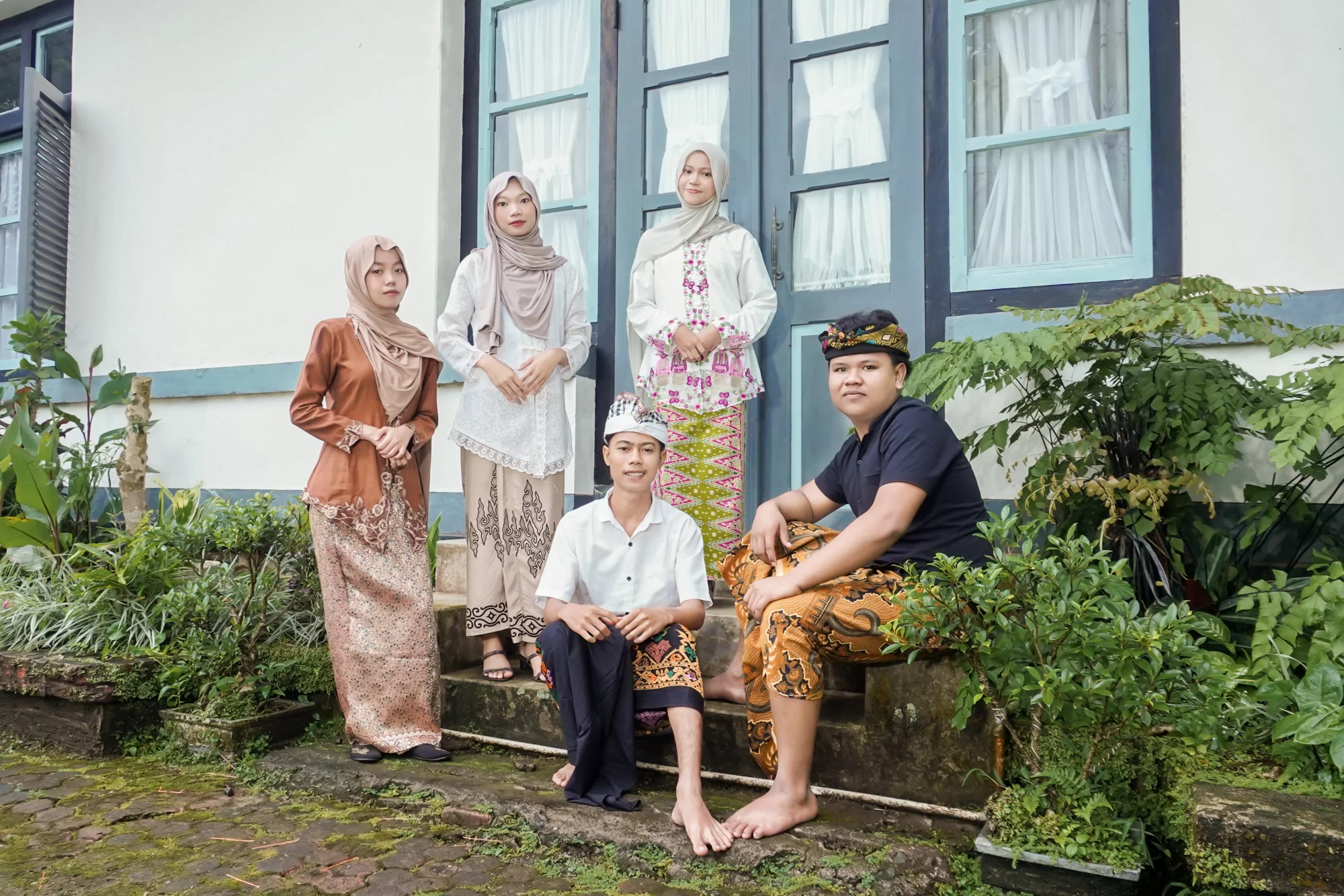 Potret kebersamaan dengan balutan busana khas Bali yang kaya akan seni dan budaya