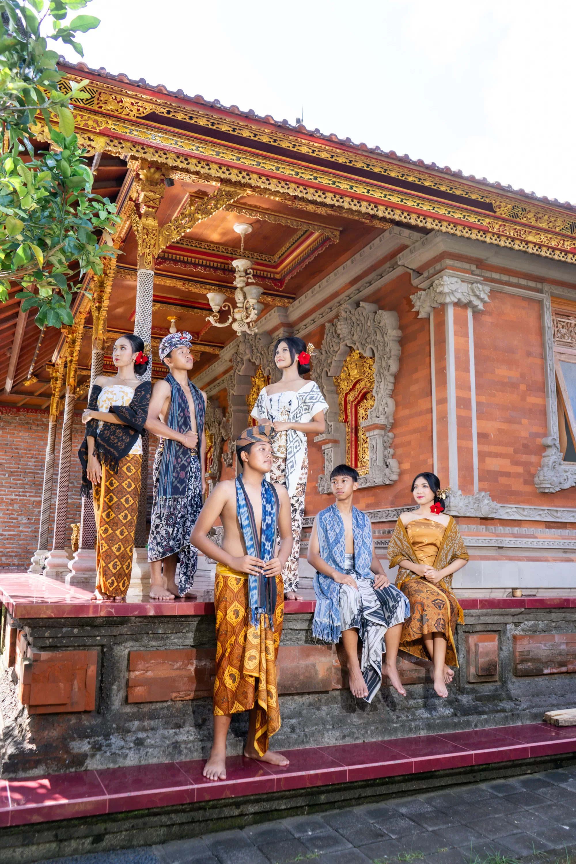 Penampilan elegan dalam balutan kain tradisional dan atribut khas upacara Bali