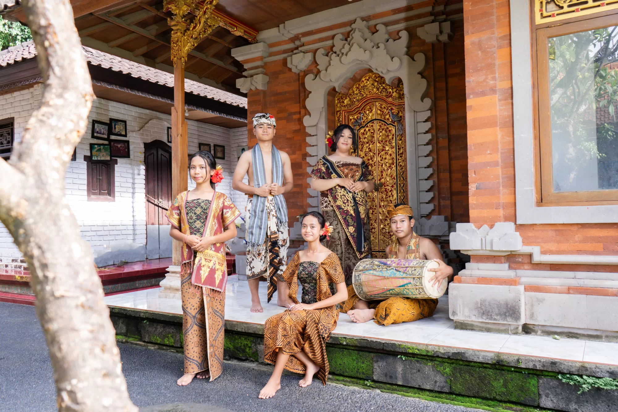 Siswa dengan riasan dan busana adat Bali lengkap, berpose elegan di lingkungan asri