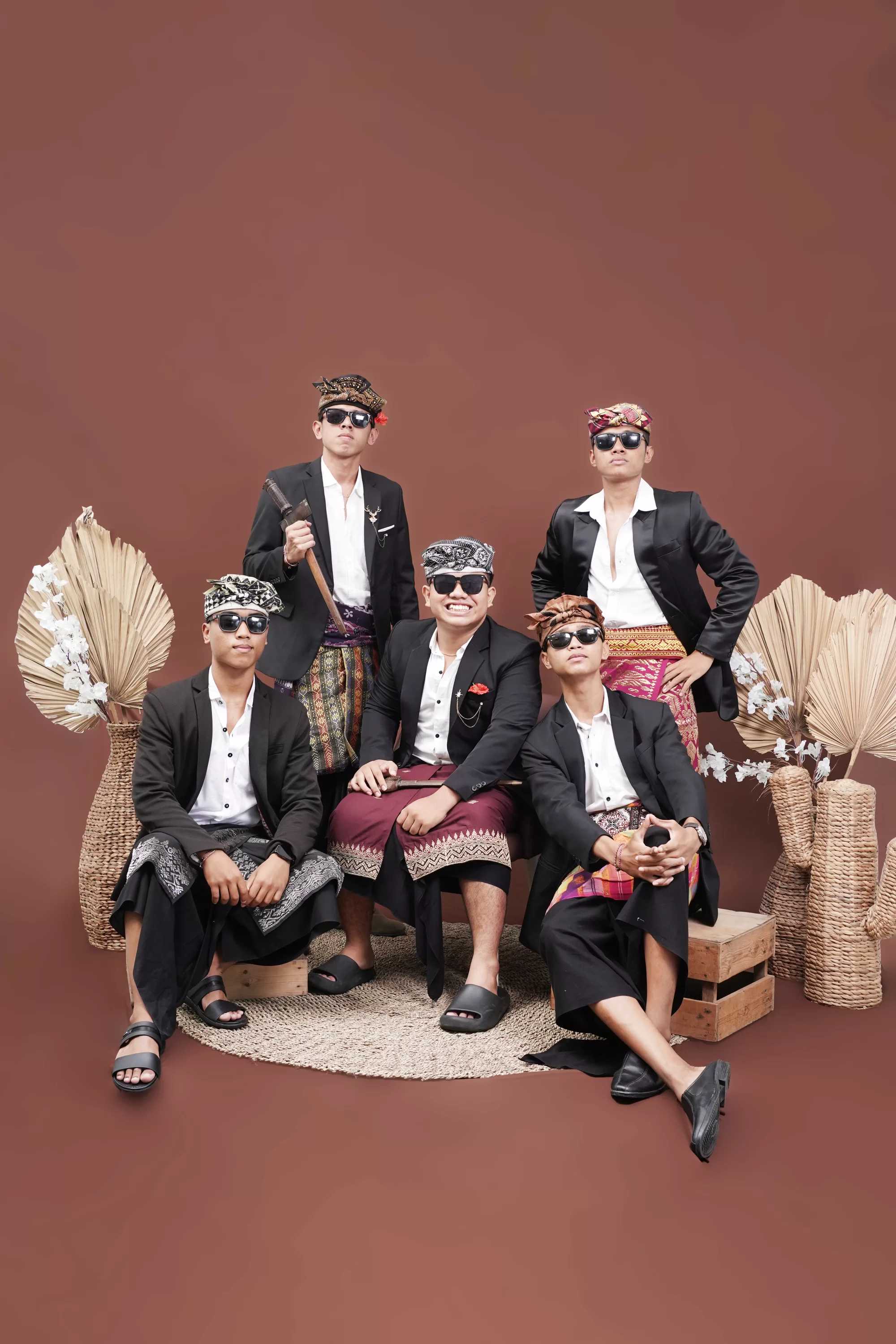 Pose estetik menonjolkan detail kain songket dan aksesori kepala khas Bali dalam satu frame