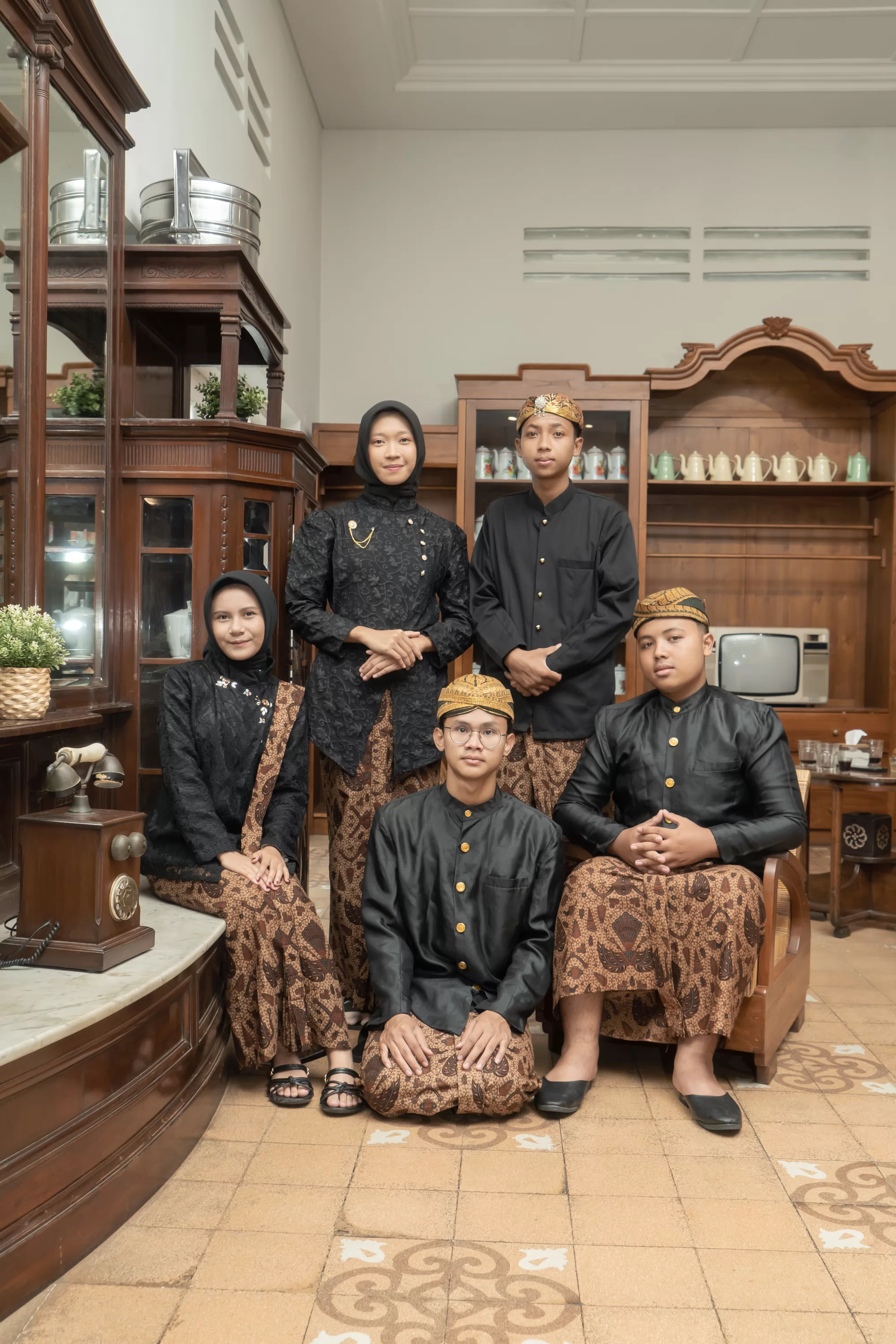 Potret kebersamaan dengan nuansa warna sepia dan latar bangunan bersejarah