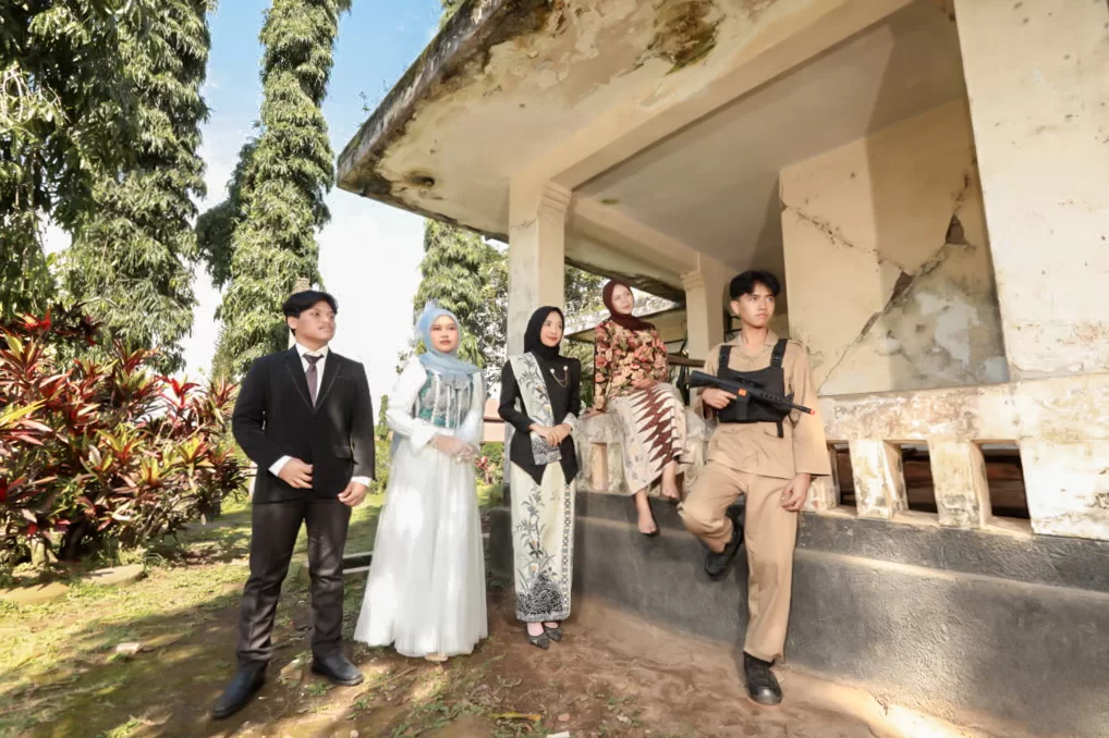 Momen candid interaksi kelompok di teras rumah kolonial bergaya indische