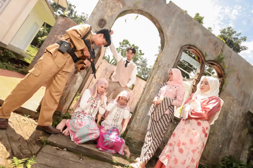 Potret sinematik penuh penghayatan dengan latar interior bangunan tempo doeloe