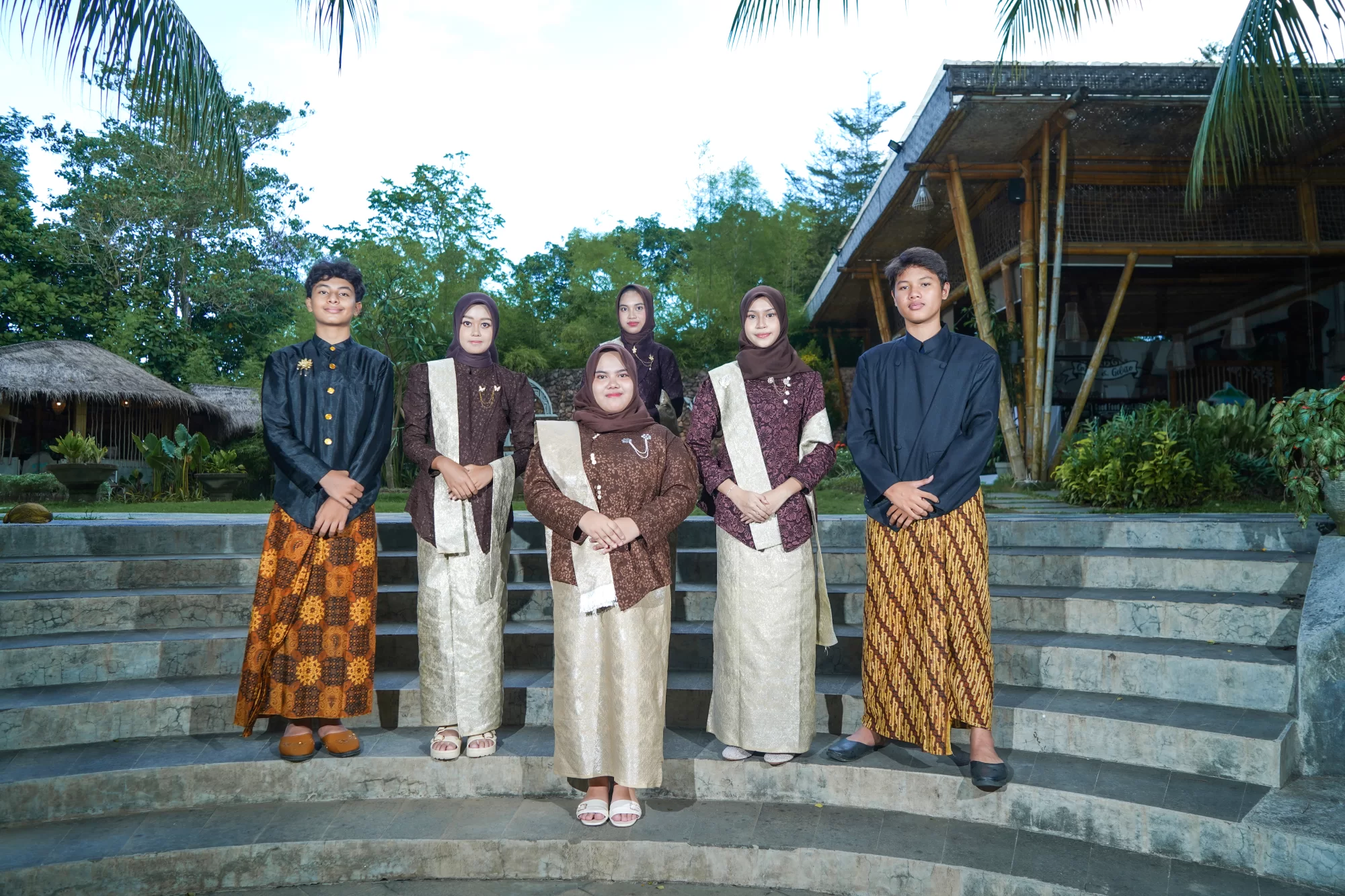 Penampilan anggun dan berwibawa para siswa dalam balutan busana bernuansa historis