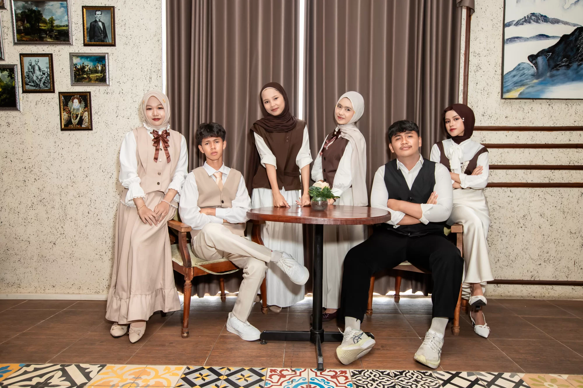 Penampilan natural para siswa dalam balutan busana kain linen dan warna-warna pastel lembut