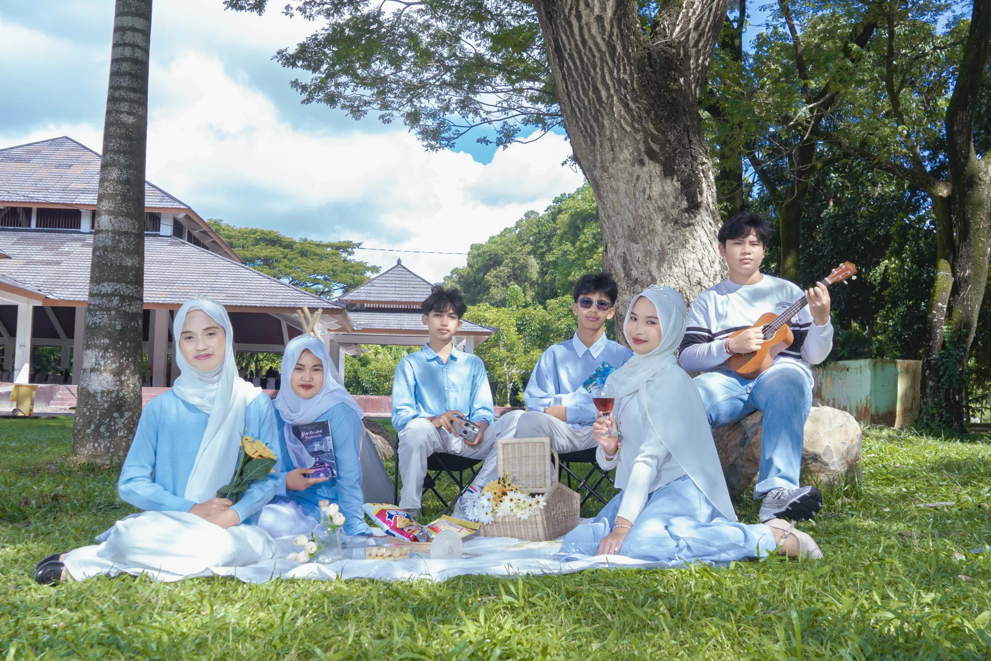 Momen estetik para siswa berjalan bersama di jalur setapak taman saat cahaya matahari sore menyinari dedaunan